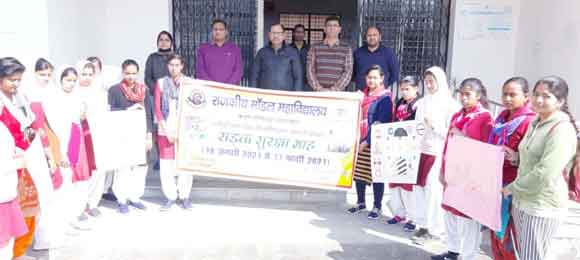 पोस्टर प्रतियोगिता से ग्रामीणों को समझाए यातायात नियम