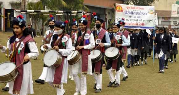छात्र-छात्राओं ने रैली निकाल शहीद स्मारक पहुंच शहीदों को किया नमन