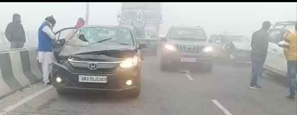 देवबंद में फ्लाईओवर घने कोहरे के चलते आधा दर्जन से ऊपर तेज रफ्तार से आ रही गाड़ियां आपस में टकराई