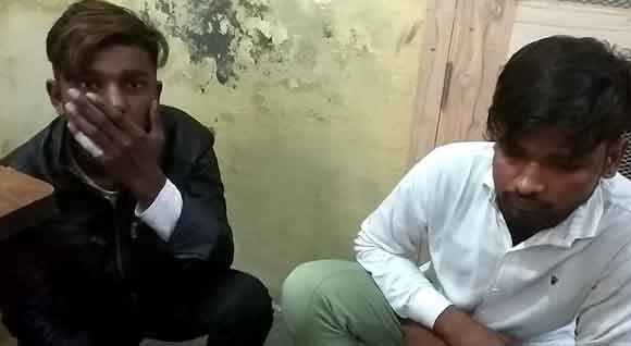 युवतियों से छेडछाड़ कर रहे युवकों को लोगों ने दबोचा, मारपीट के बाद पुलिस को सौंपा