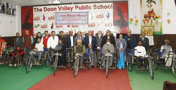 दिव्यांगों को बांटी ट्राईसाइकिल और व्हील चेयर