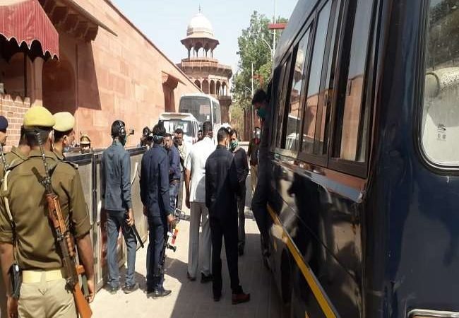 बम की फर्जी सूचना देने वाला फिरोजाबाद से गिरफ्तार, दो घंटा की चेकिंग के बाद खोला गया ताजमहल