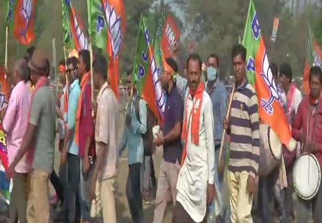 LIVE: प्रधानमंत्री मोदी की कोलकाता में रैली, बिग्रेड परेड ग्राउंड में जुटने लगी भीड़, मिथुन भाजपा में होंगे शामिल!