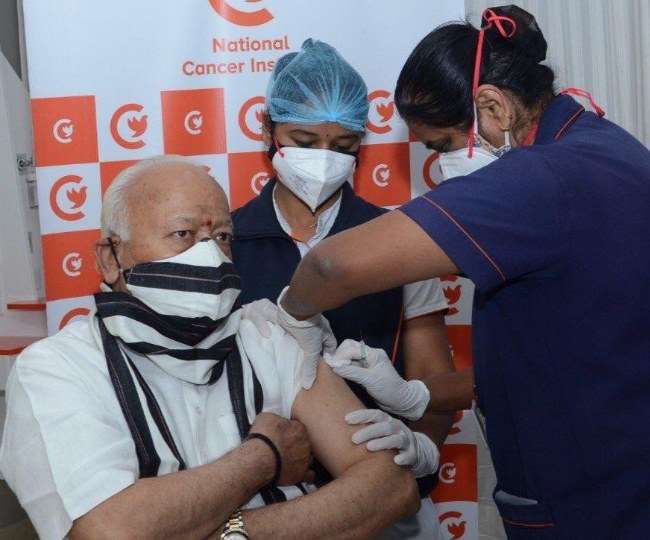 संघ प्रमुख मोहन भागवत, सुरेश भैय्याजी जोशी ने भी लगवाई कोविड वैक्सीन, संसद भवन में भी किए गए टीकाकरण के इंतजाम