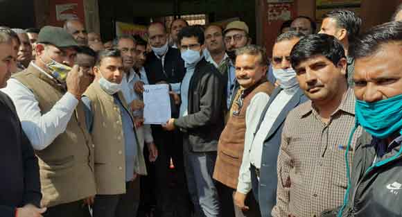 हाईकोर्ट बैंच के लिए अधिवक्ताओ ने तालाबंदी कर मजिस्ट्रेट को ज्ञापन दिया
