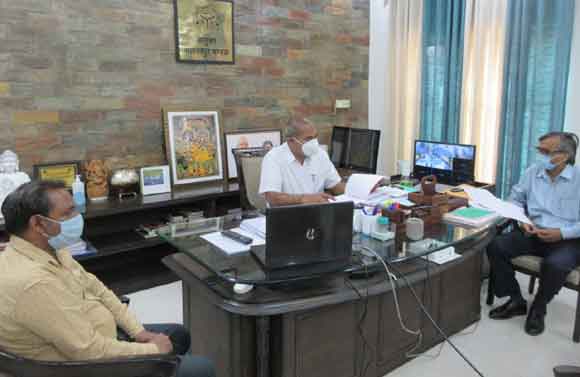 सड़कों के खराब रखरखाव से होन वाली दुर्घटना के लिए सबंधिंत अभियंता के विरूद्ध अपराधिक मामला दर्ज होंगा – मण्डलायुक्त
