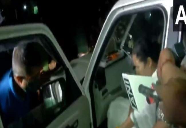 बंगाल में जख्मी ममता पर सियासत तेज, तृणमूल-भाजपा एक-दूसरे की शिकायत लेकर पहुंचीं चुनाव आयोग