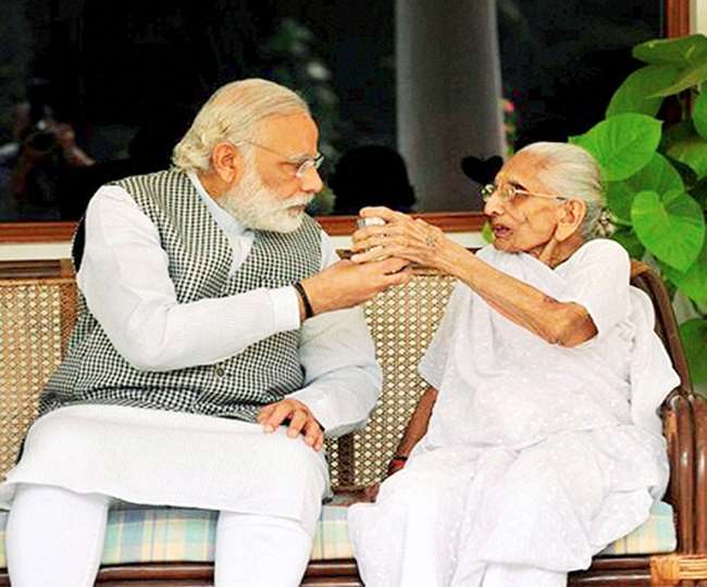 पीएम मोदी की मां हीराबेन को लगा कोरोना टीका, प्रधानमंत्री ने ट्वीट करके खुद दी जानकारी