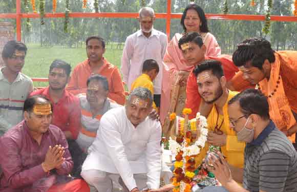 श्रद्धालुओं ने शिवालयों में किया जलाभिषेक