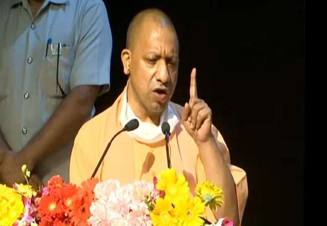 सीएम योगी आदित्यनाथ ने नव नियुक्त बीईओ को दिए नियुक्ति पत्र, बोले- चार साल में दीं चार लाख सरकारी नौकरियां