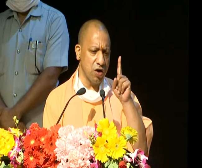 सीएम योगी आदित्यनाथ ने नव नियुक्त बीईओ को दिए नियुक्ति पत्र, बोले- चार साल में दीं चार लाख सरकारी नौकरियां