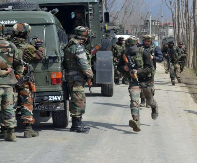 Sopore Grenade Attack: सोपोर में पुलिस चौकी पर ग्रेनेड हमला, 2 एसपीओ घायल, हमलावरों की तलाश जारी