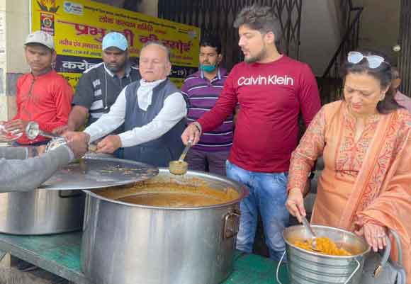 उमा शर्मा की पुण्यतिथि पर गरीबों का भोजन किया वितरित