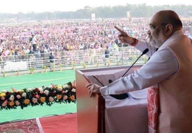 असम में गृहमंत्री शाह ने पूछा सवाल- अपनी गोद में बदरुद्दीन को लेकर घूम रहे राहुल घुसपैठ रोक सकते हैं क्या?