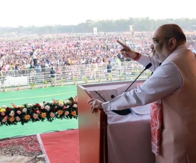 असम में गृहमंत्री शाह ने पूछा सवाल- अपनी गोद में बदरुद्दीन को लेकर घूम रहे राहुल घुसपैठ रोक सकते हैं क्या?