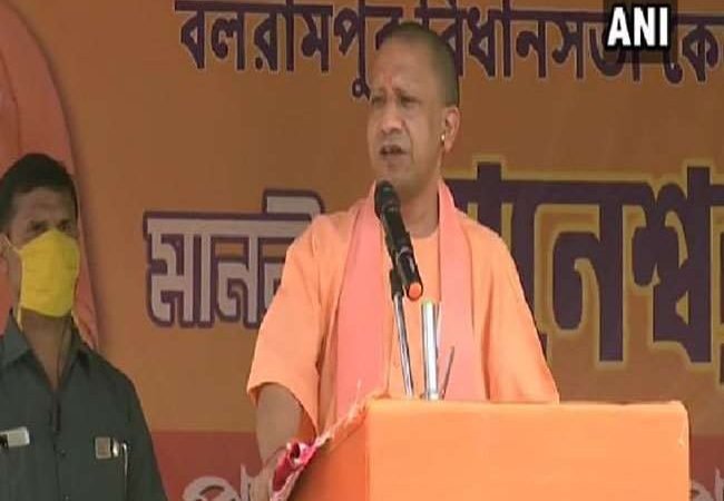 Bengal Chunav: बंगाल में गरजे योगी, कहा- 2014 के बाद बदला भारत, ममता कर रही चंडी पाठ, राहुल टेक रहे मंदिर में माथा