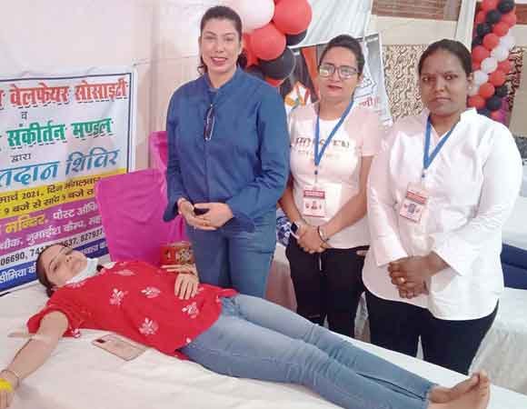 सैंकड़ों लोगों ने किया स्वैच्छिक रक्तदान