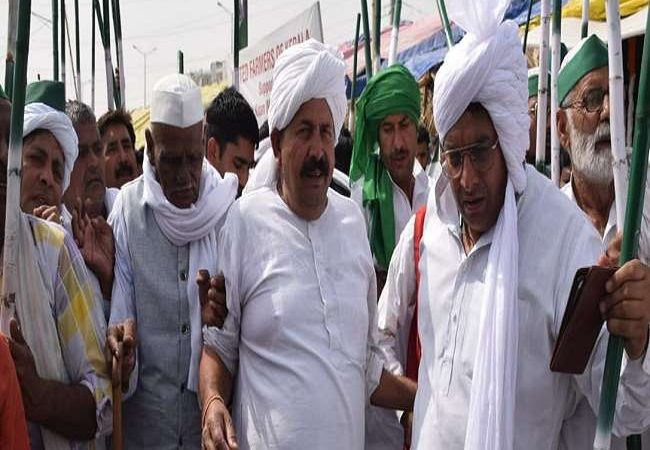 Kisan Andolan: यूपी बॉर्डर पर हो रही किसानों की पंचायत, मुजफ्फनगर से पहुंचे भाकियू अध्यक्ष नरेश टिकैत