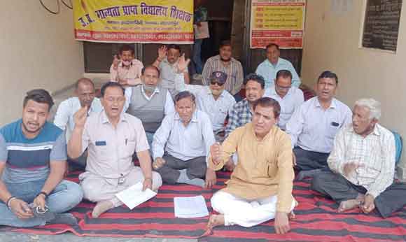 विभिन्न मांगों को लेकर बीएसए को सौंपा ज्ञापन