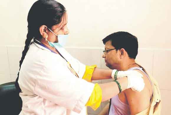 विद्युत विभाग के एसडीओ ने भी लगवाया कोरोना वैक्सीन का टीका