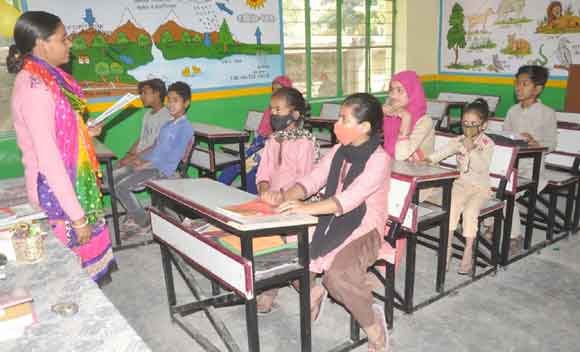 पहले दिन स्कूलों में छात्र-छात्राओं की उपस्थिति रही कम