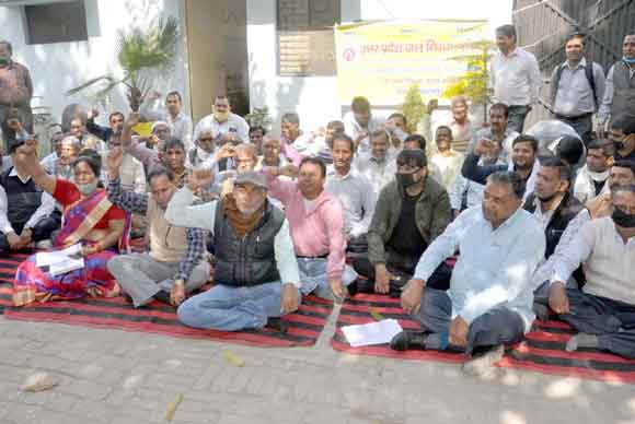 मांगों के खिलाफ परियोजना प्रबंधक कार्यालय पर किया प्रदर्शन