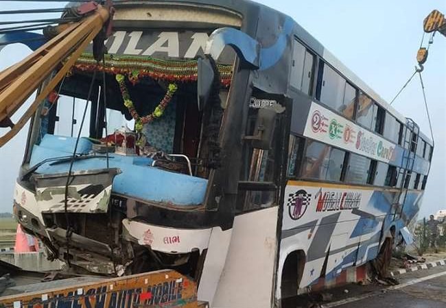 Agra Lucknow Expressway Accident: उन्नाव में डिवाइडर से टकराई बस, अयोध्या जा रहे दस यात्री घायल