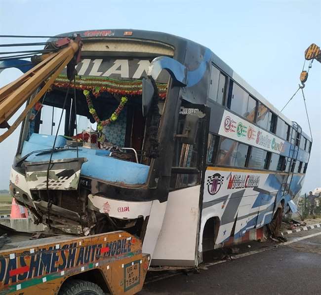 Agra Lucknow Expressway Accident: उन्नाव में डिवाइडर से टकराई बस, अयोध्या जा रहे दस यात्री घायल