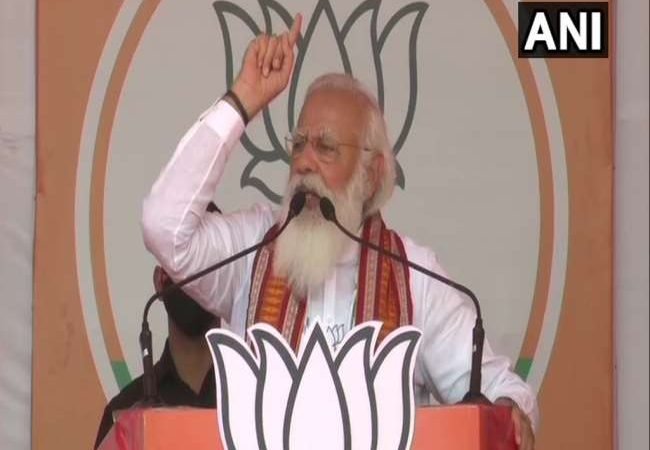 अरे दीदी मोदी को क्रेडिट मत दीजिए, पर गरीब के पेट पर क्यों लात मार रही हैं? ममता बनर्जी पर पीएम का निशाना