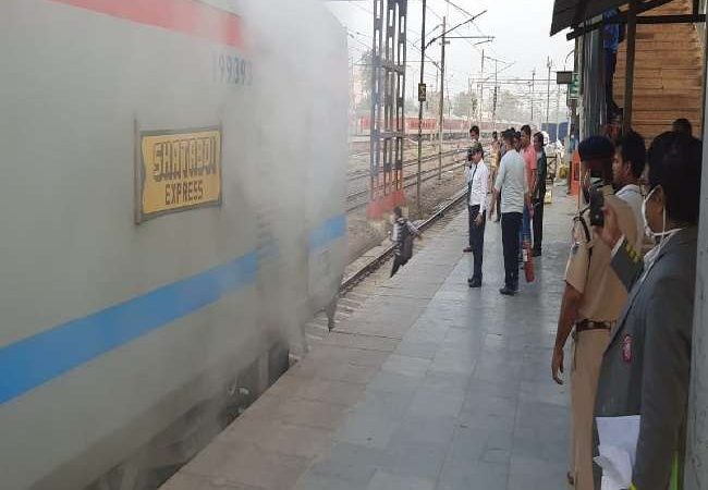 लखनऊ शताब्दी की जेनरेटर कार में लगी आग, 1 घंटा 35 मिनट की देरी से रवाना हुई ट्रेन