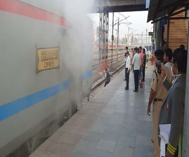 लखनऊ शताब्दी की जेनरेटर कार में लगी आग, 1 घंटा 35 मिनट की देरी से रवाना हुई ट्रेन