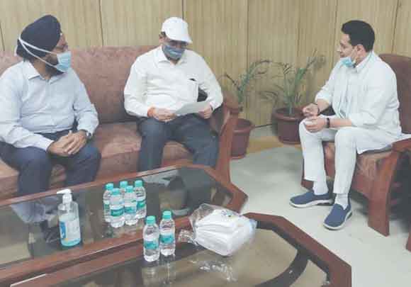 पूर्व सांसद ने उत्तर रेलवे के महाप्रबंधक को दी समस्याओं की जानकारी