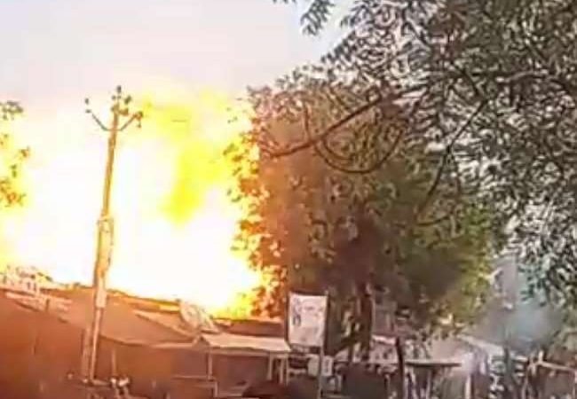 Gas Cylinders Blast in Gonda: गोंडा में एक के बाद एक 13 सिलिंडरों में हुआ ब्‍लास्‍ट, भीषण धमाके से दहला इलाका; चार दुकानें चपेट में