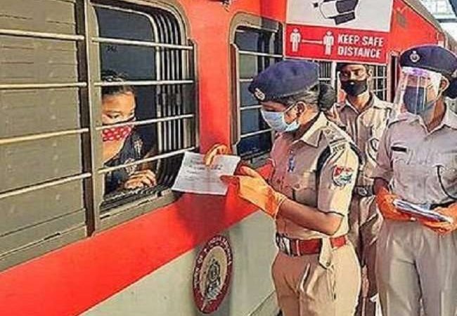 Indian Railways: महिलाओं की सुरक्षा को लेकर रेलवे का बड़ा एलान, अपराध पर ऐसे लगेगी लगाम!