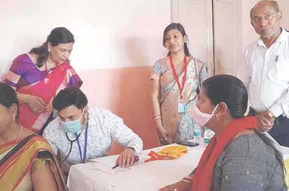 रोगियों के स्वास्थ्य की जांच कर दिया परामर्श