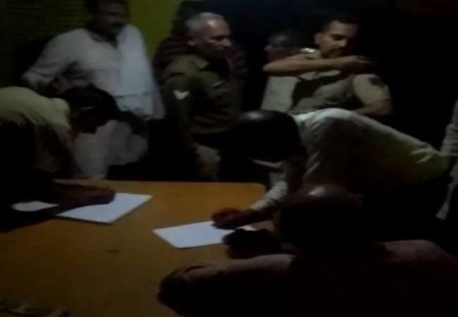 UP: बागपत में थाने में घुसकर पुलिस पर हमला, सिपाहियों की पिटाई, वर्दी फाड़ी, दारोगा घायल