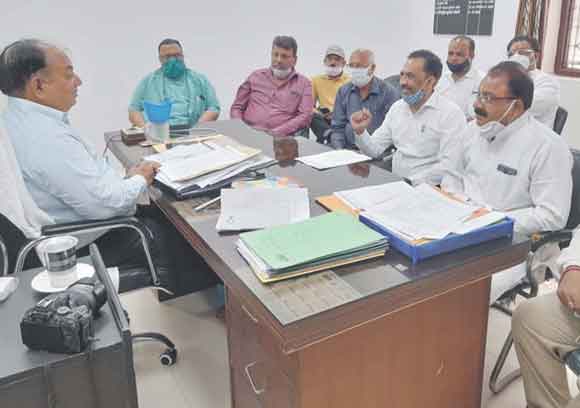 लॉकडाउन की स्थिति स्पष्ट करने की मांग को लेकर सौंपा ज्ञापन