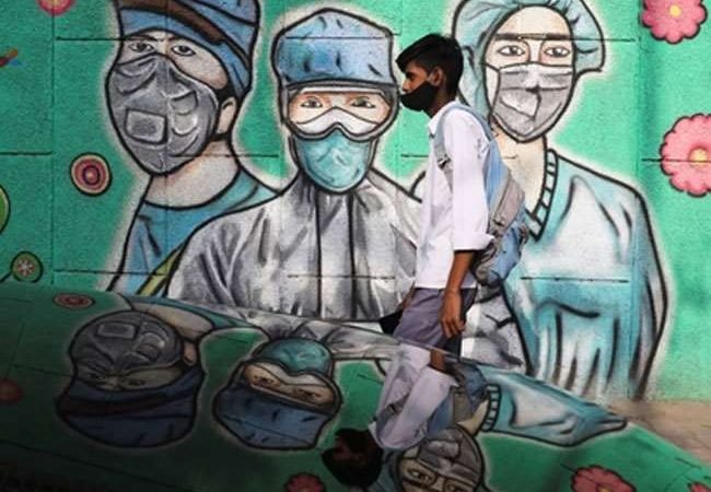 देश में कोरोना की दूसरी लहर के खौफ के बीच टीकाकरण जारी, अब तक 4.72 करोड़ लोगों को लगा टीका