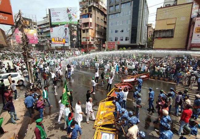 HIGHLIGHTS of RJD Vidhansabha March: पुलिस से भिड़ी RJD, पथराव व लाठीचार्ज के बीच दर्जनों घायल