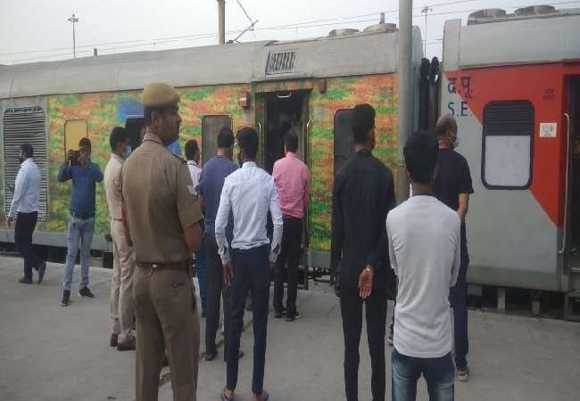 UP: गाजियाबाद में नई दिल्ली रांची स्पेशल ट्रेन के ब्रेक में लगी आग, मची रही अफरातफरी