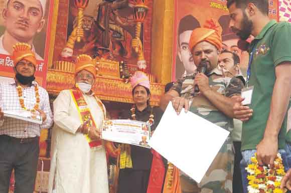 वन्देमातरम मिशन ने शहीदे आजम सरदार भगत सिंह, राजगुरु व सुखदेव को दी श्रदांजलि, किया रक्तदान