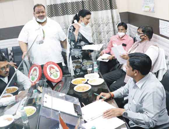 मेयर ने दिये युद्ध स्तर पर एन्टीलार्वा और फॉगिंग के निर्देश
