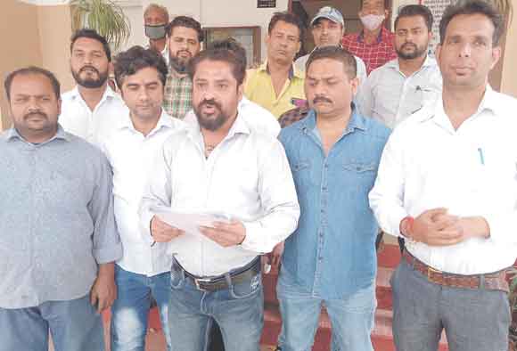 मूल्य वृद्धि के विरोध में व्यापारियों ने डीएम को सौंपा ज्ञापन