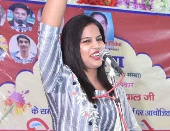 साहित्यिक व सामाजिक संस्था चेतना के बैनर तले होली पर्व पर हुआ कवि सम्मेलन