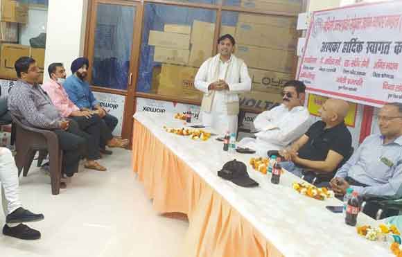 व्यापारियों ने फूलों से खेली होली, दिया एकजुटता का संदेश