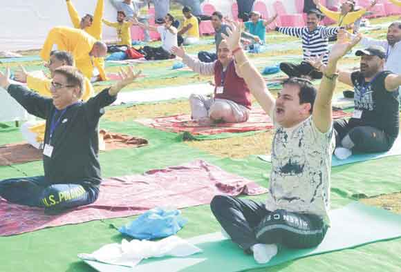 योग शिविर में पहले दिन साधकों ने किया योगाभ्यास