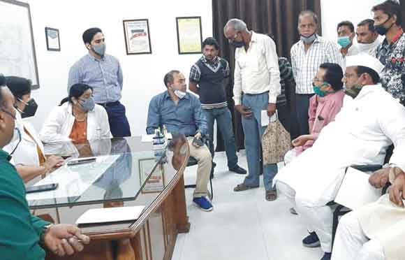 कांग्रेस के प्रतिनिधिमंडल ने प्रमुख चिकित्सा अधीक्षक को सौंपा ज्ञापन