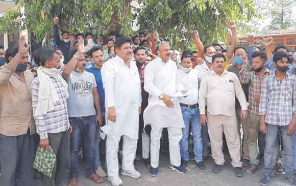 रालोद कार्यकर्ताओं ने जिला मुख्यालय पर किया प्रदर्शन