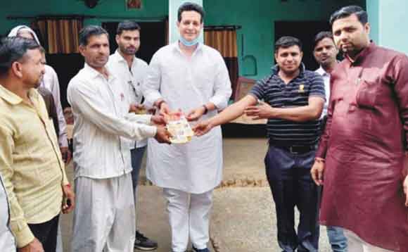 घर-घर जाकर किए उपलब्धियों के पत्रक वितरित