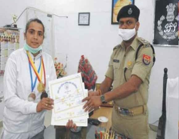 पदक विजेता खिलाड़ी को एसएसपी ने किया सम्मानित